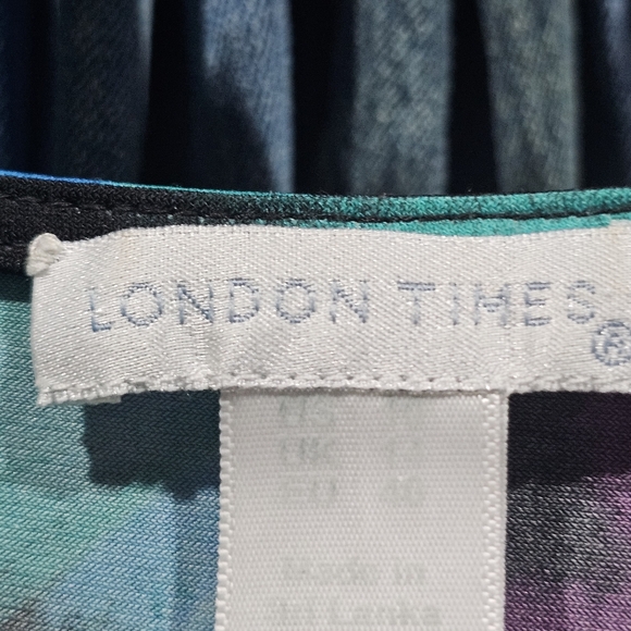 LONDON TIMES Pullover Wrap Dress Bell Sleeve Bottoms Size 10 Long Sleeve - Picture 8 of 14